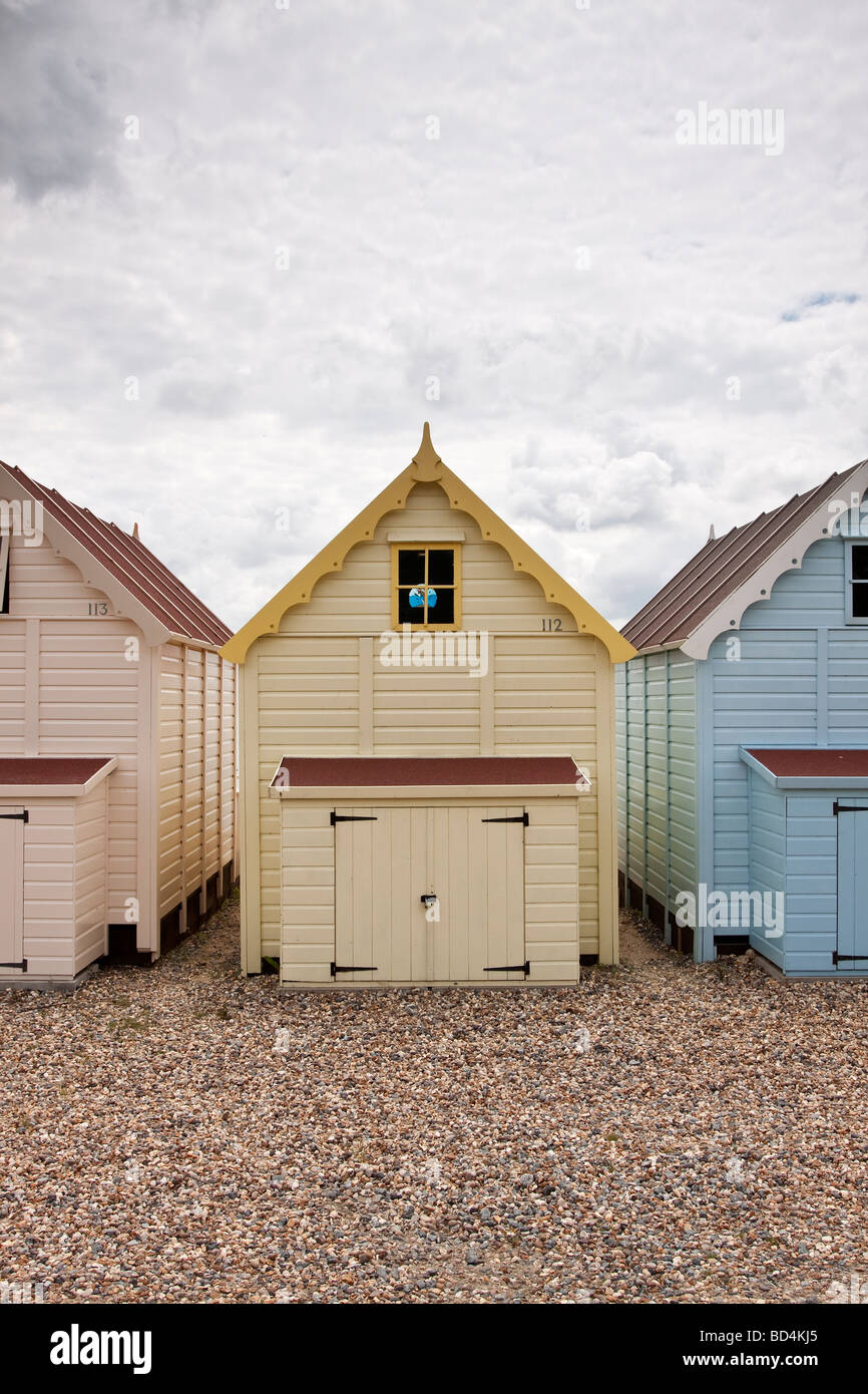 Rückseite des Pastell gelb Strand Hütte, Mersea Island, Essex, UK Stockfoto