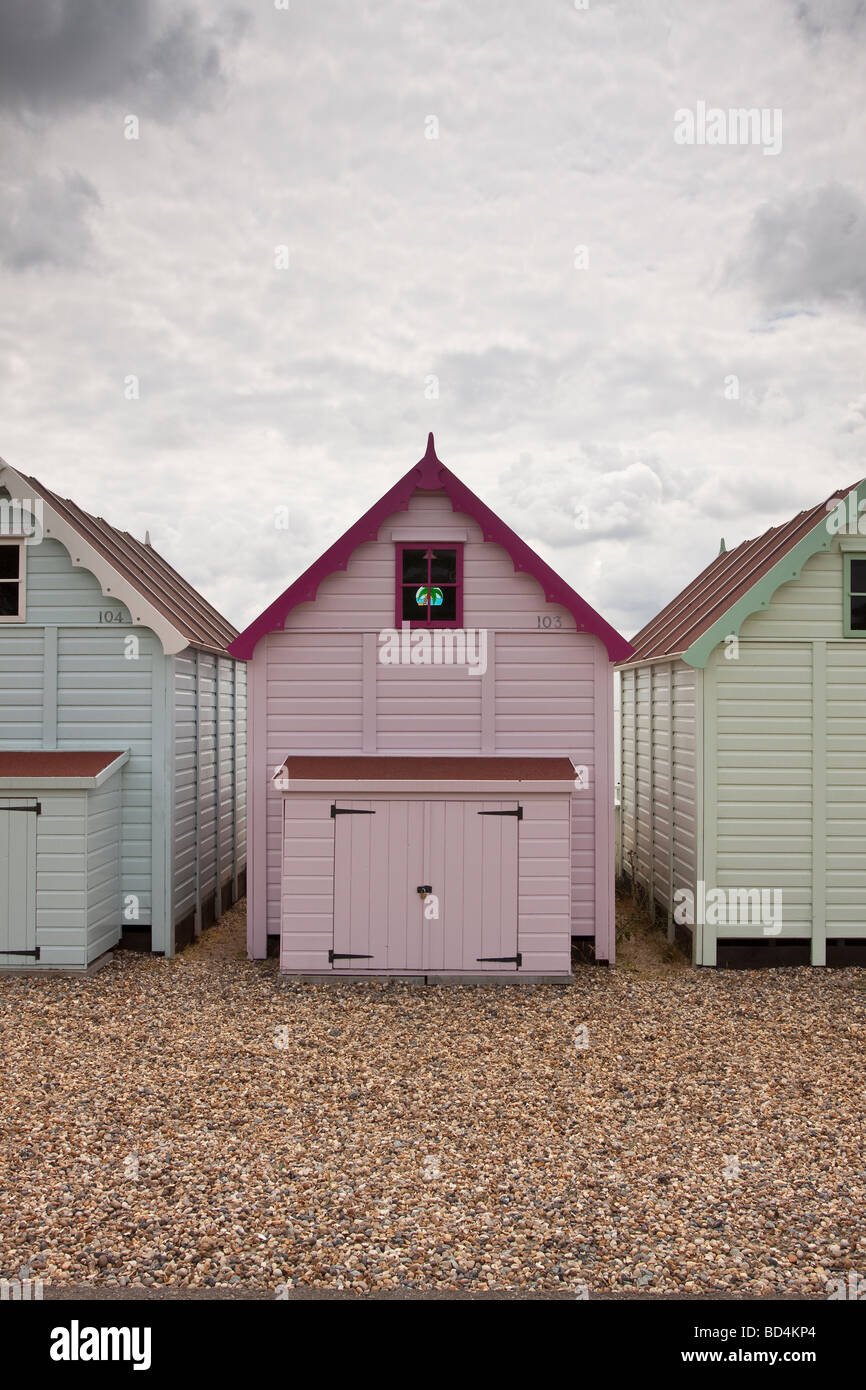 Rückseite des Pastell rosa Strand Hütte, Mersea Island, Essex, UK Stockfoto
