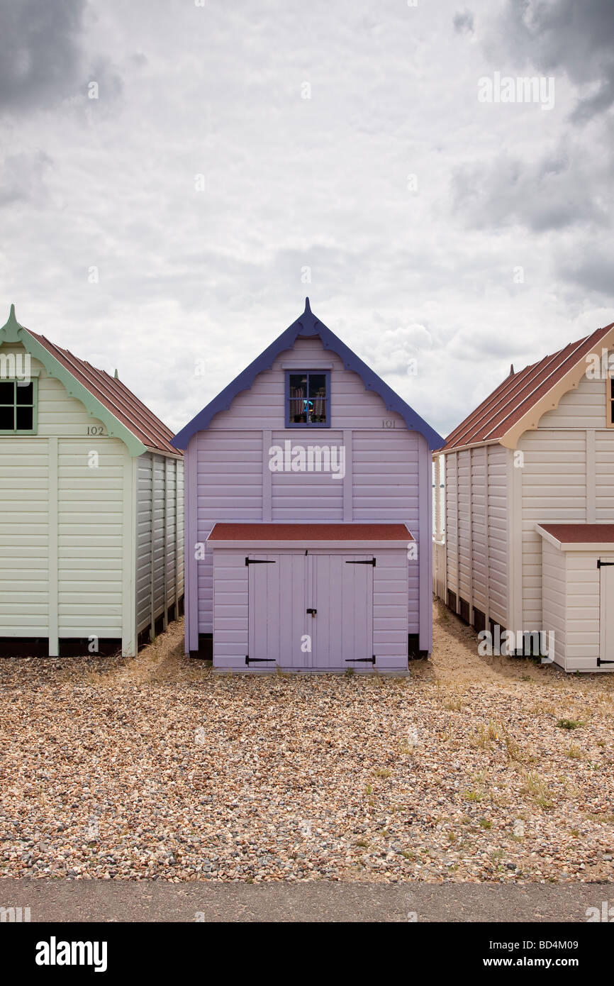 Rückseite des Pastell lila Strand Hütte, Mersea Island, Essex, UK Stockfoto