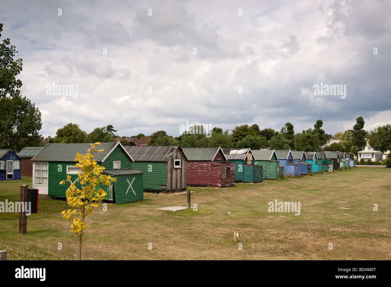 Reihe von alten Strandhütten, Mersea Island, Essex, Großbritannien Stockfoto
