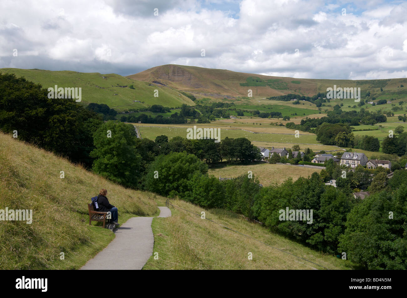 Mam Tor und Castleton gesehen vom Weg nach Peveril Castle, Castleton im Peak District National Park, Derbyshire, England. Stockfoto