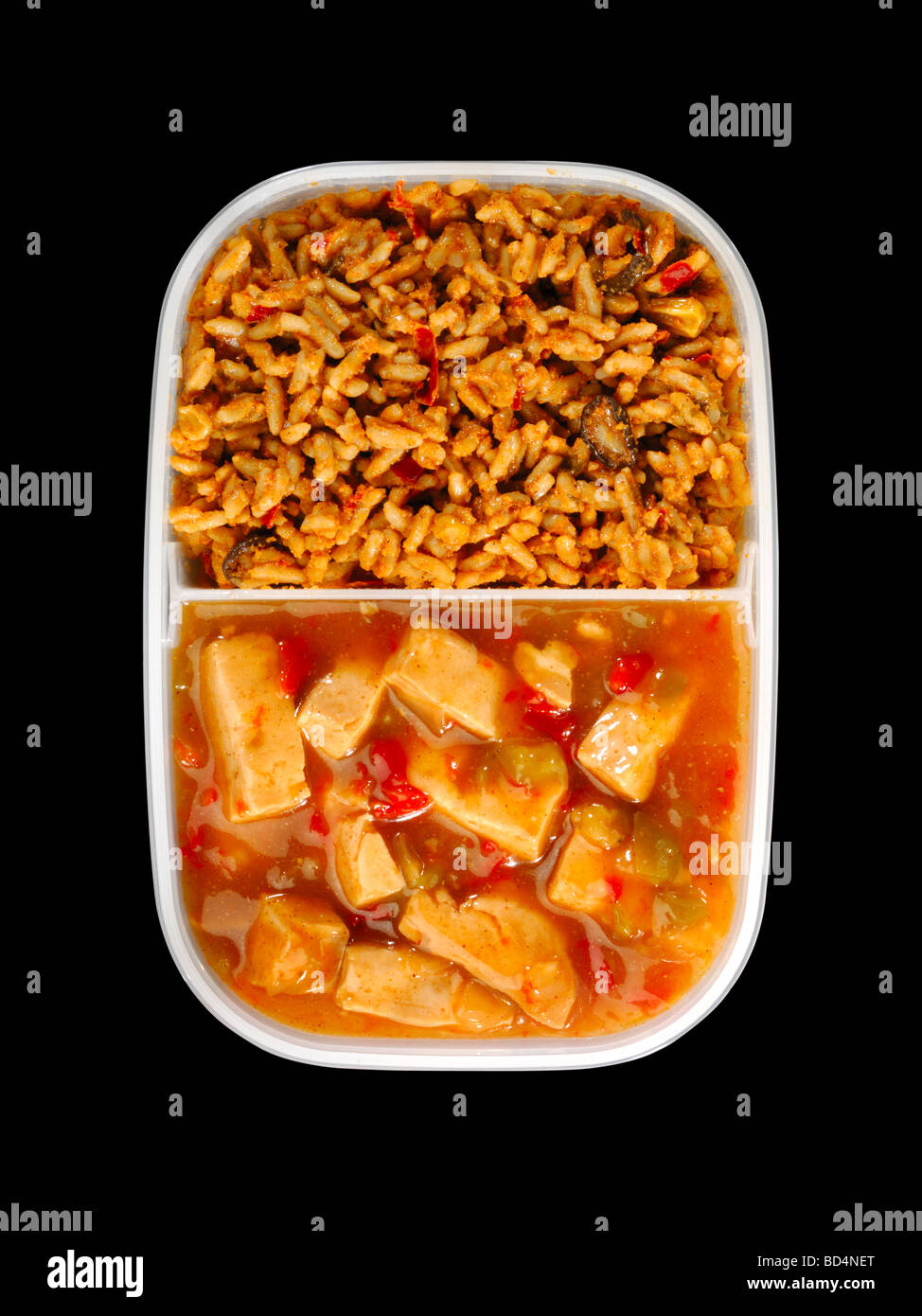 Ein Kunststoffbehälter mit militärischen Lebensmittel rationiert würziges Huhn mit gebratenem Reis Stockfoto