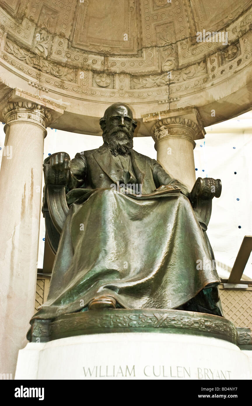 Statue von William Cullen Bryant im Bryant Park im Frühling, 42nd Street, Manhattan, New York, USA Stockfoto