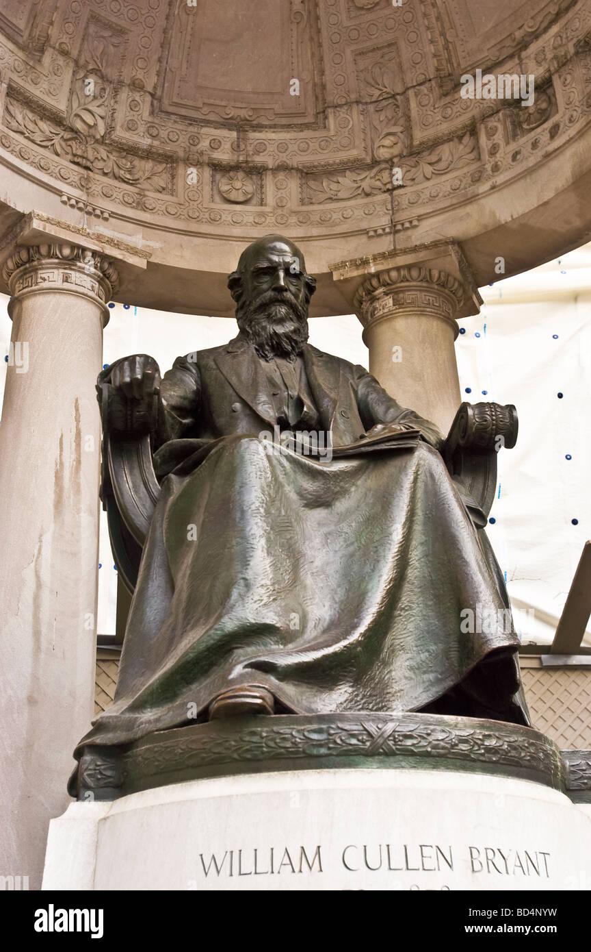 Statue von William Cullen Bryant im Bryant Park im Frühling, 42nd Street, Manhattan, New York, USA Stockfoto