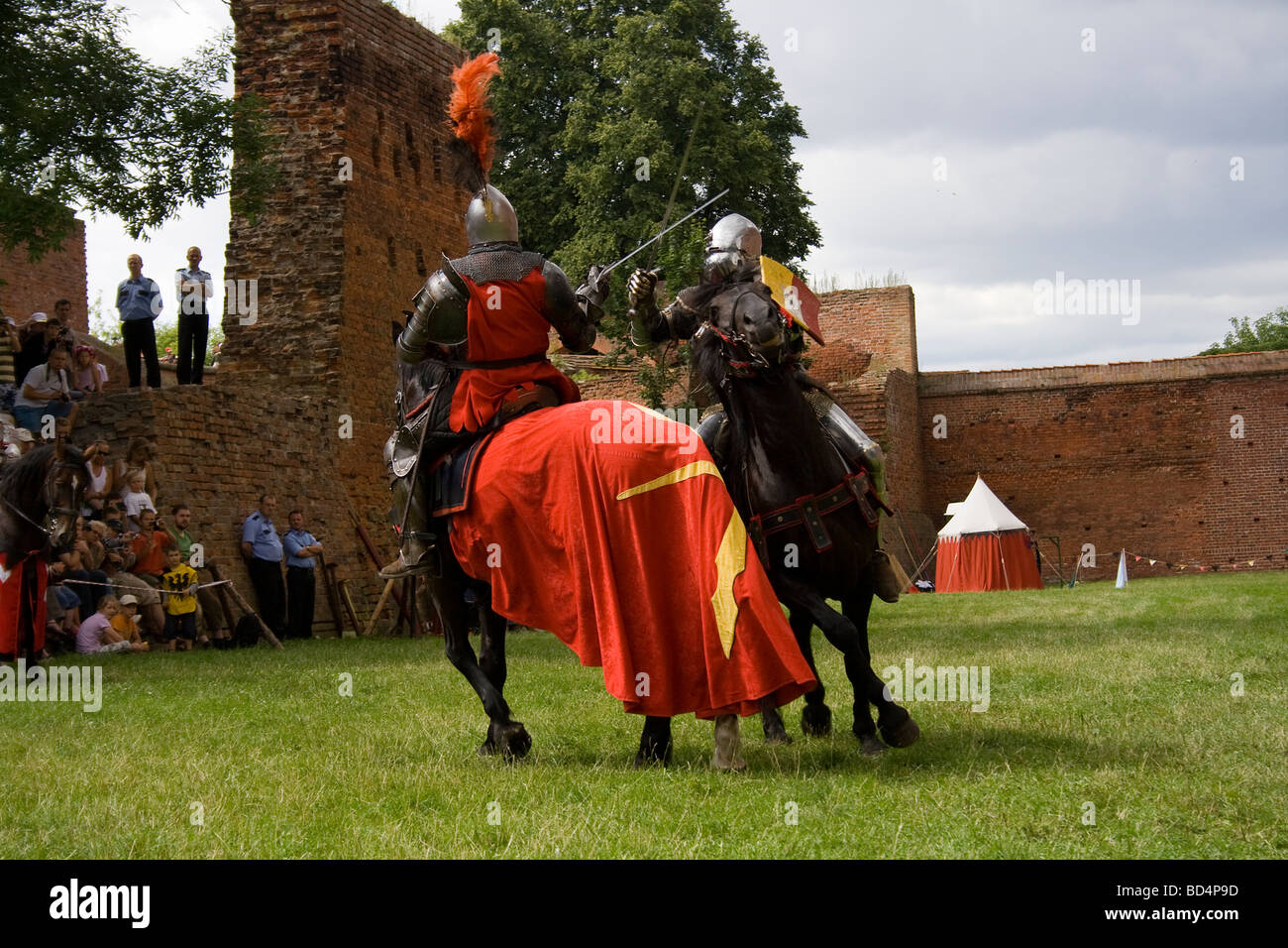 Mittelalterliche Kavallerie Ritter auf militärische Pferde kämpfen mit Schwertern. Genommen in Malbork, Polen, 2009. Stockfoto