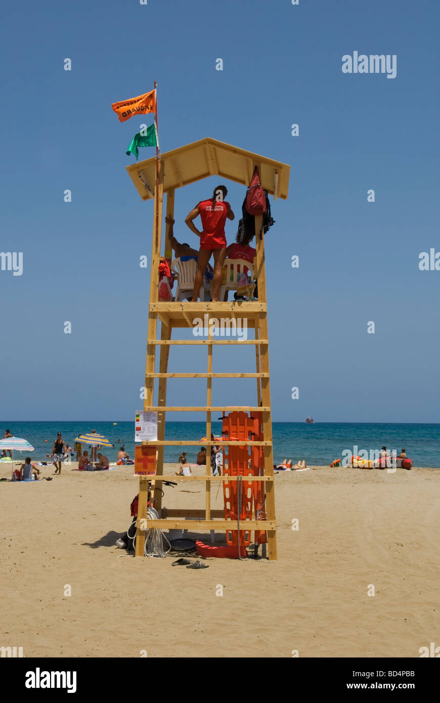 Rettungsschwimmer und erste-Hilfe-Turm am Strand von Rethymnon Stockfoto