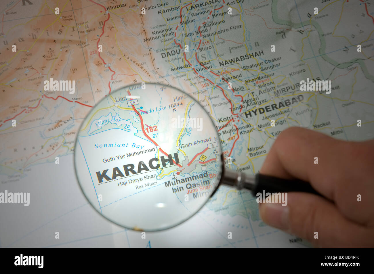 Zeigen Sie mit einem Finger die Stadt Karachi auf einer Karte an Stockfoto