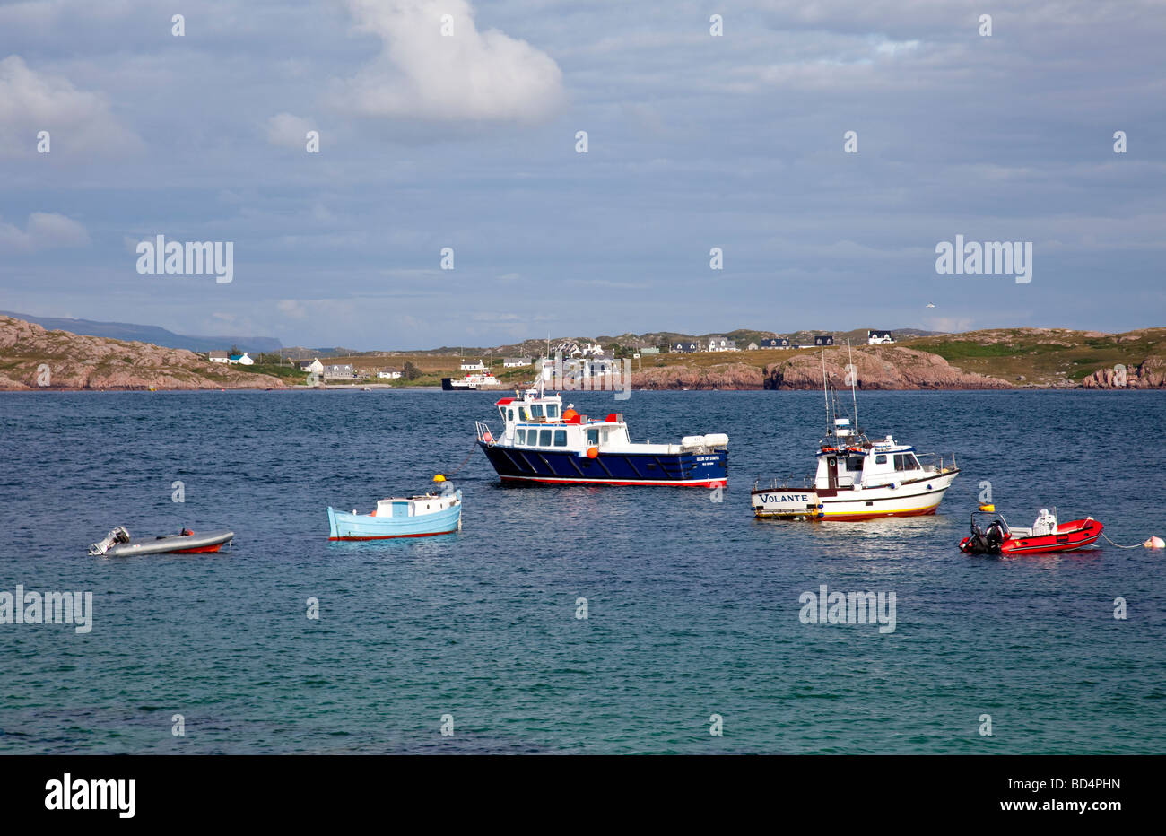 Kleine Boote vor Anker in den Sound von Iona, der Kanal zwischen den Inneren Hebriden Inseln Mull und Iona, Argyll, Schottland. Stockfoto