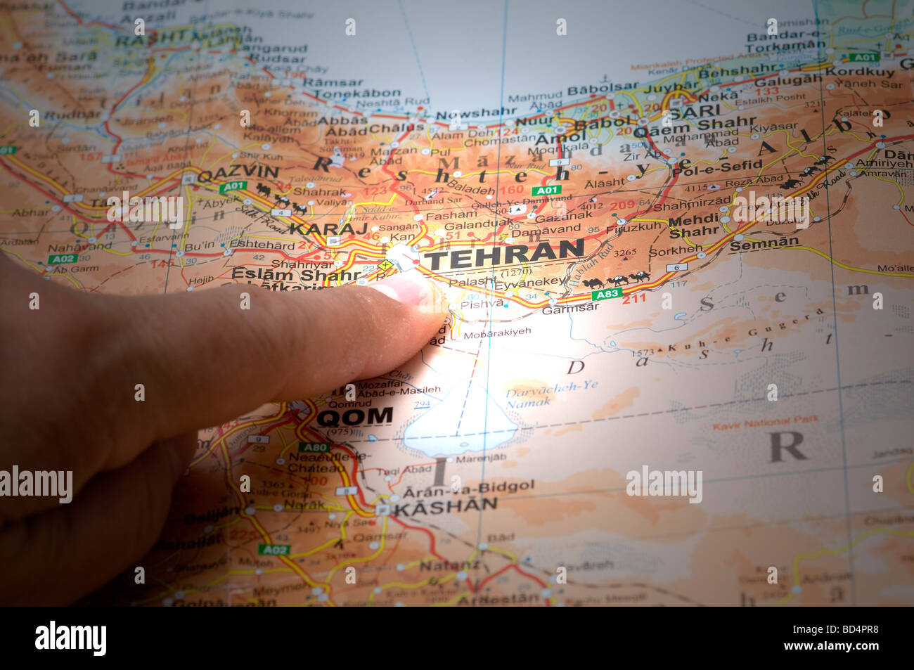 Zeigen Sie mit einem Finger die Stadt Teheran auf einer Karte an Stockfoto