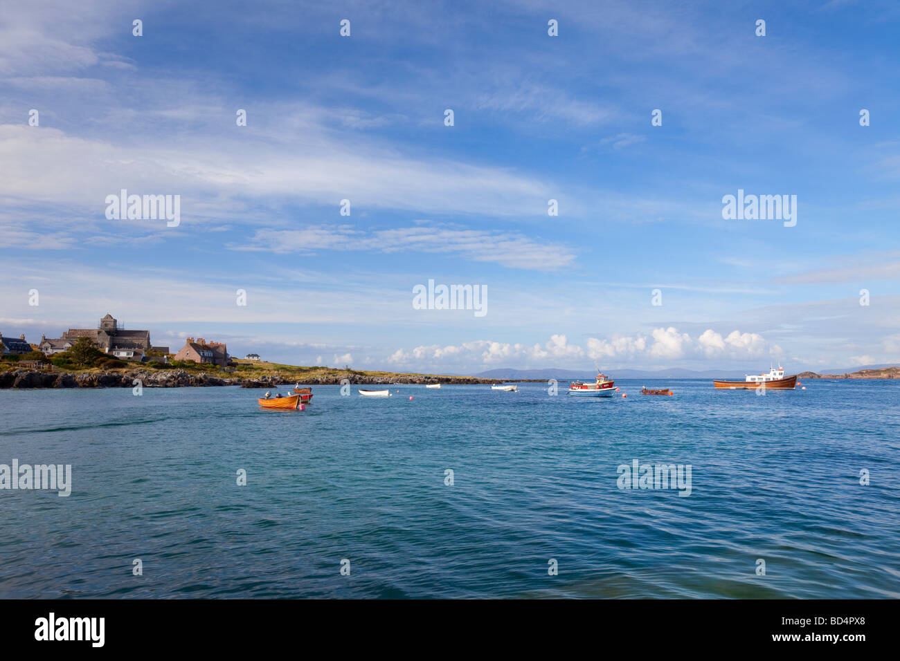 Kleine Boote auf den Sound von Iona, auf Iona Abbey suchen. Iona ist eine kleine Insel vor der Westküste von Mull, Schottland. Stockfoto