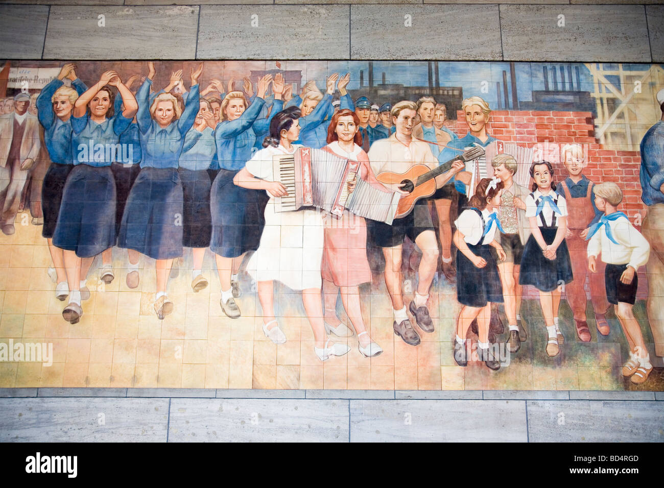 Wandbild - Aufbau der Republik von Max Lingner auf deutschen Finanzministerium, Wilhelmstraße, Berlin, Deutschland Stockfoto