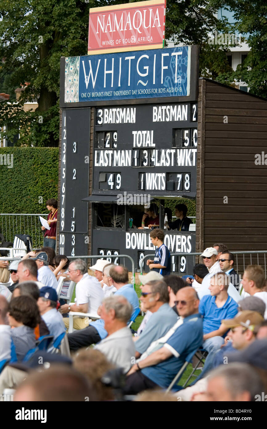 Dem Anzeiger und der Menschenmenge im Cricket Whitgift School in Croydon, Surrey gemahlen. Stockfoto