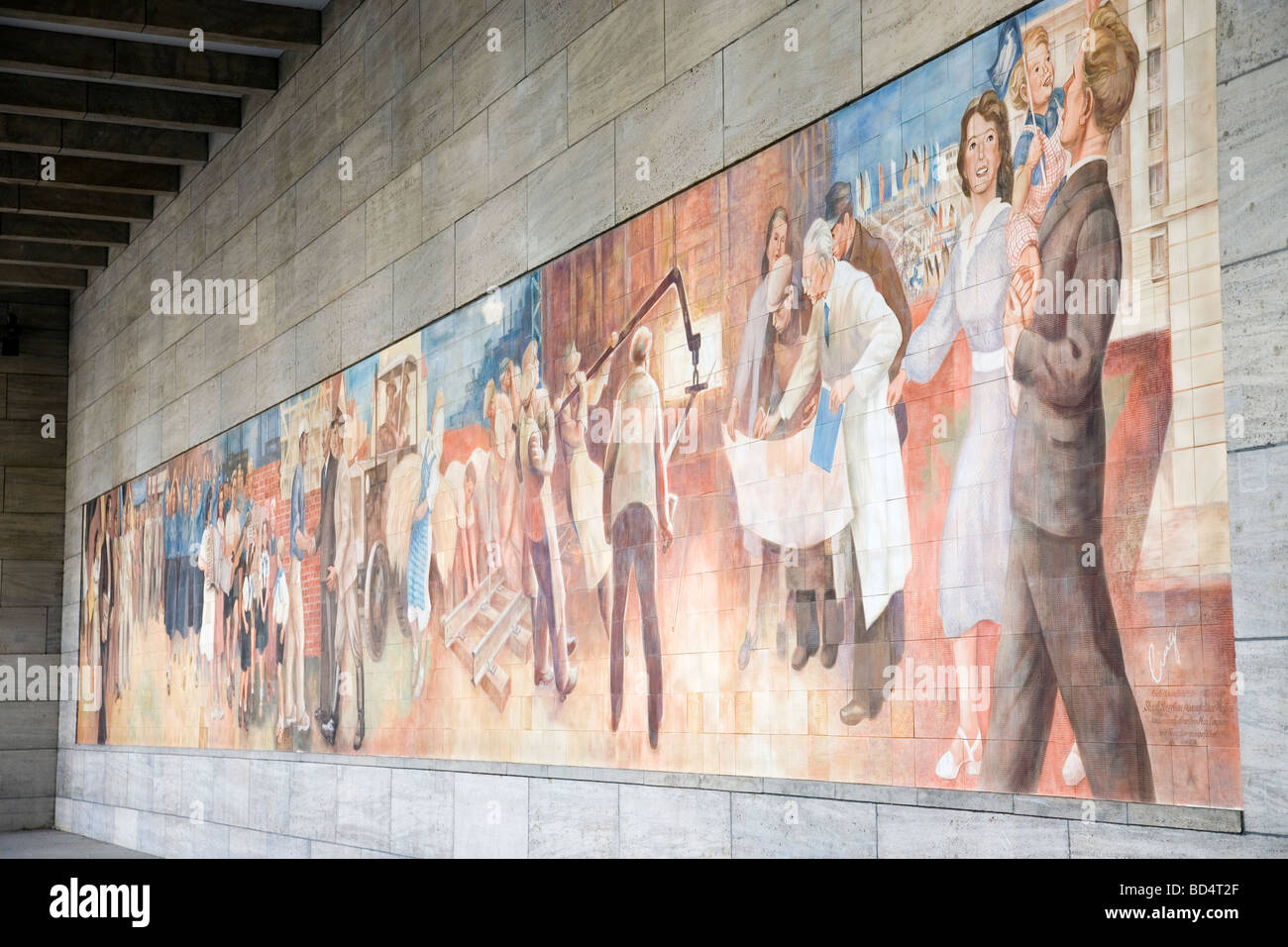 Wandbild - Aufbau der Republik von Max Lingner auf deutschen Finanzministerium, Wilhelmstraße, Berlin, Deutschland Stockfoto