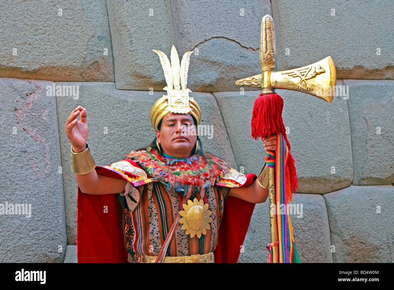 Schauspieler, die als eine Inka-Krieger, Calle Hatun Rumiyok, Cuzco, Peru, Südamerika Stockfoto