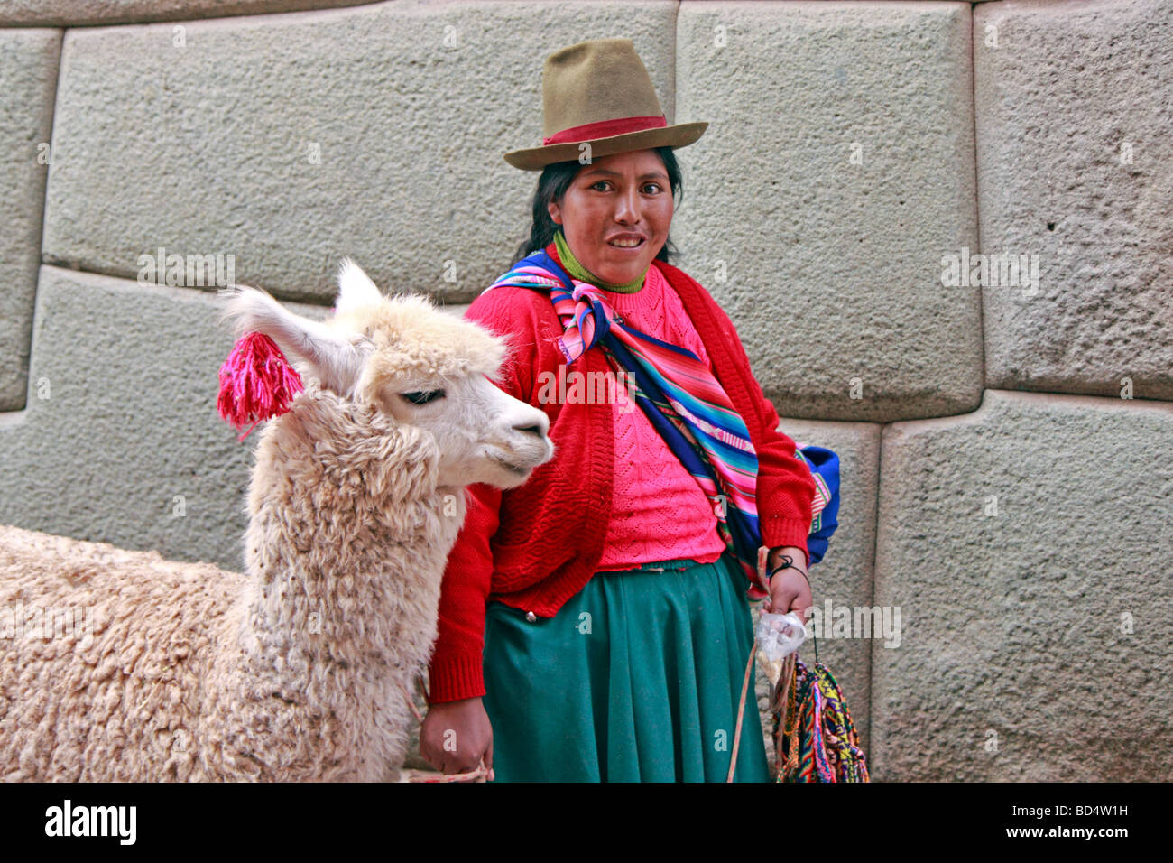 einheimische Frau mit Alpaka, Calle Hatun Rumiyok, Cuzco, Peru, Südamerika Stockfoto