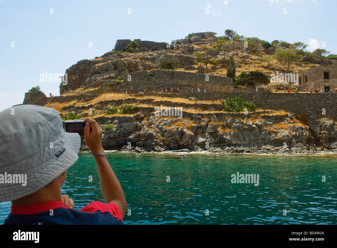 Touristen fotografieren nähert sich Spinalonga vom Boot aus Stockfoto