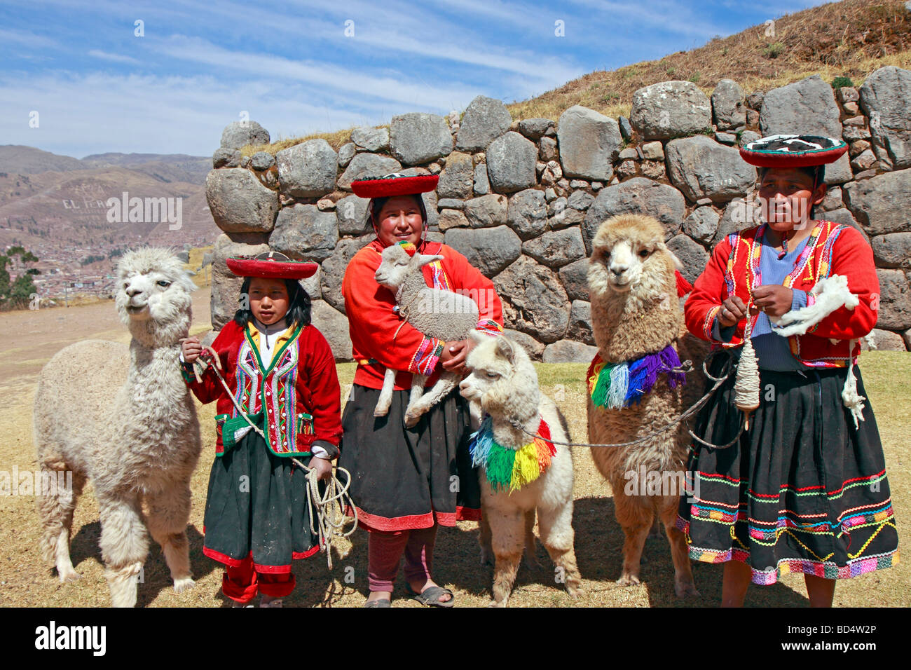 einheimische Frauen und Mädchen mit Alpakas, Sacsayhuaman, Cuzco, Peru, Südamerika Stockfoto