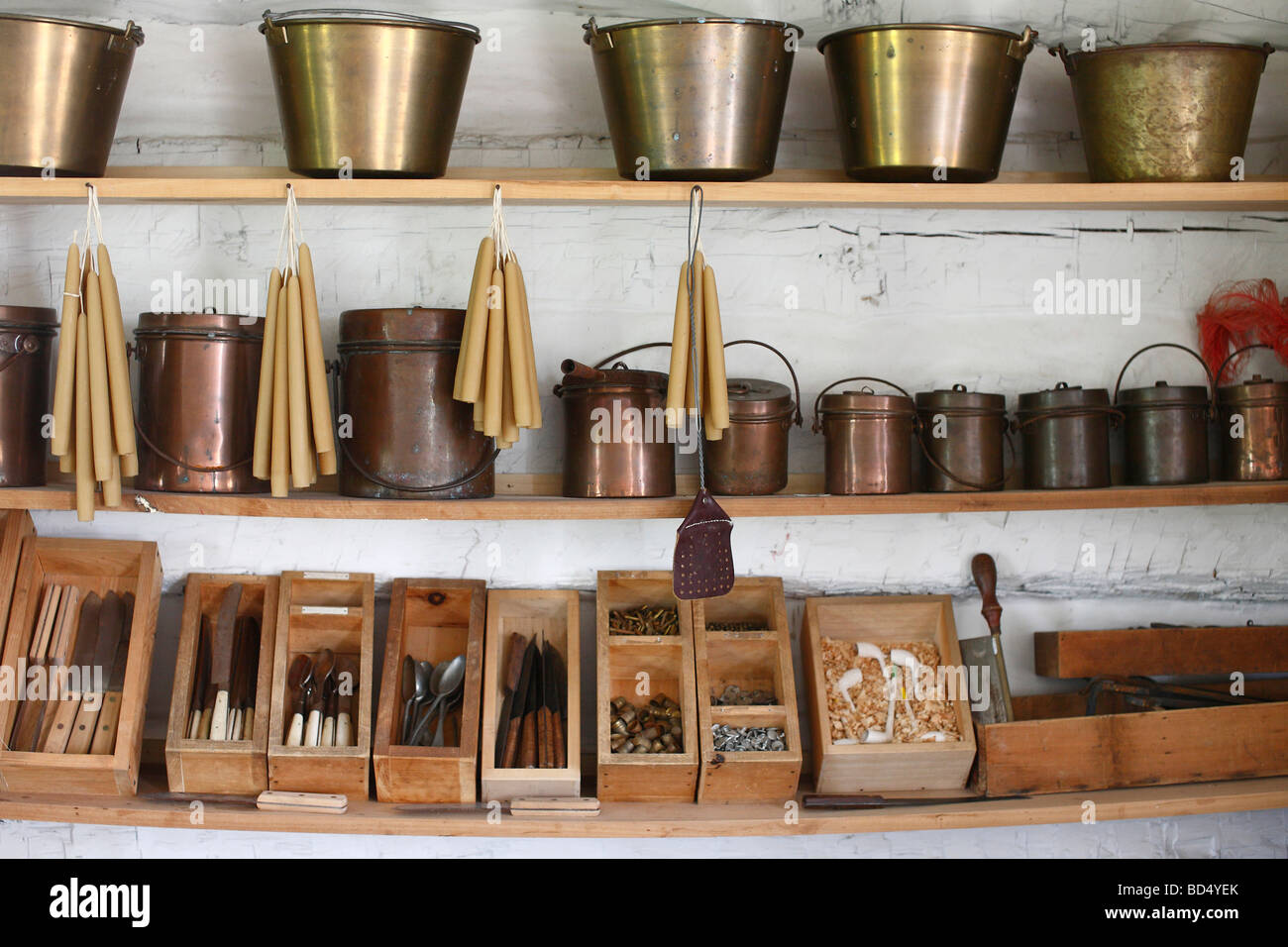Historische Geschichte Gegenstände alten verkaufenden Handelshandel nach Sauder Village American horizontal in den USA USA Stockfoto