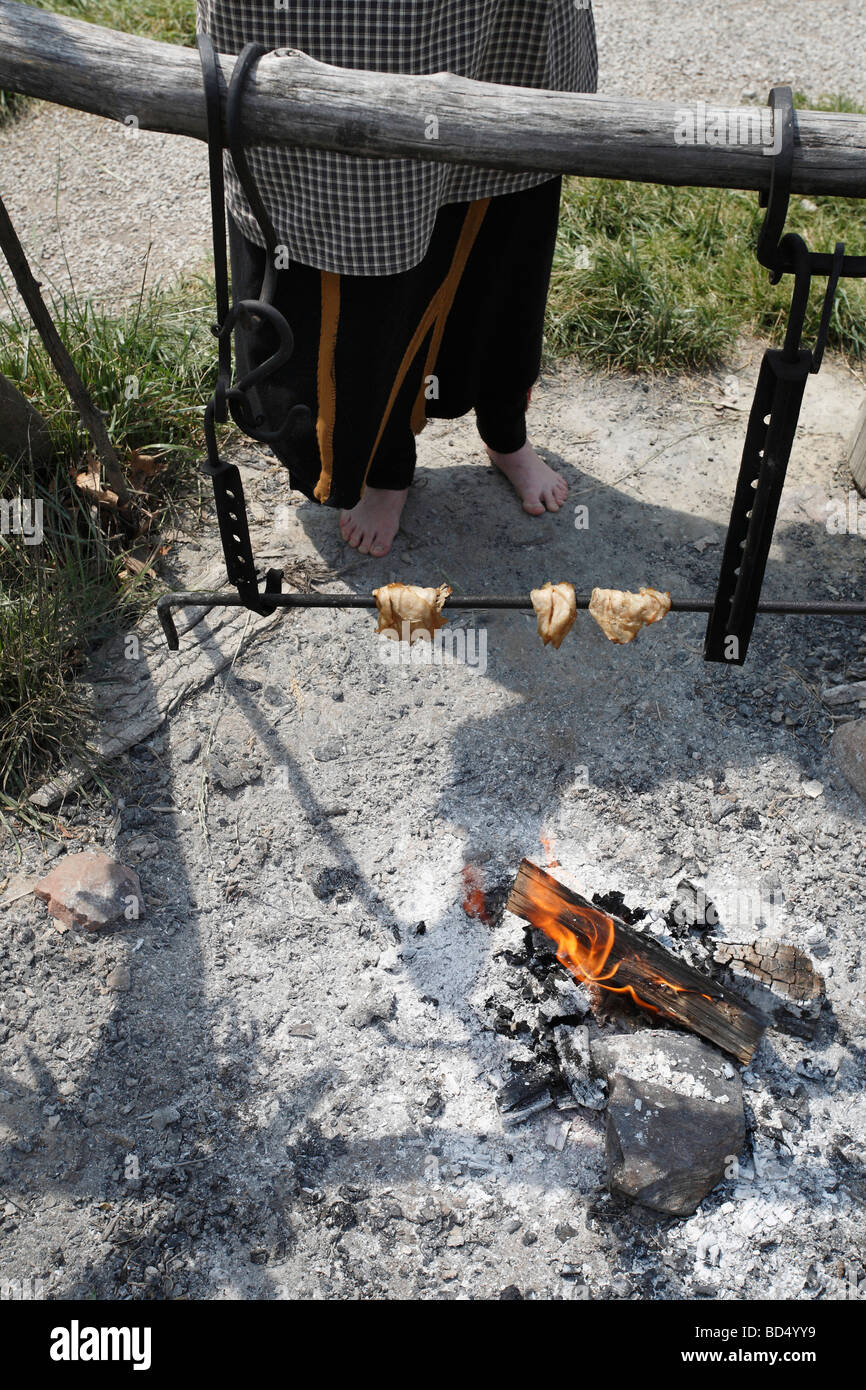 Amerikanisches Kaminfleisch einheimisches Rauchen Woodland Indians Sauder Village American USA Park Hi-res Stockfoto