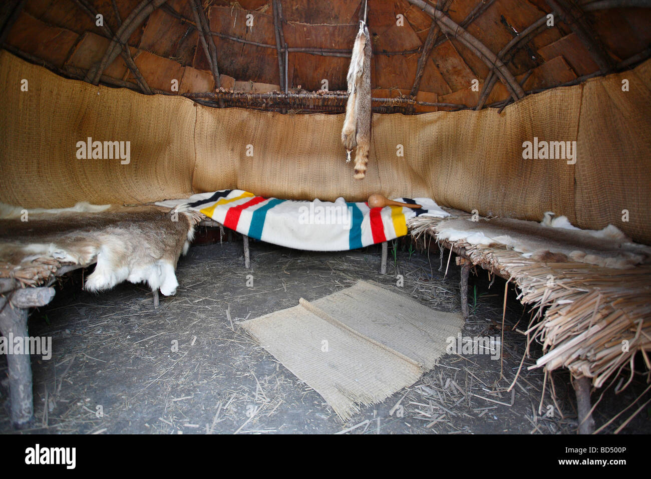 Amerikanische Betten Geschichte historisch innen native alte Wigwam  Woodland-Indianer Sauder Dorf Amerikaner in Ohio USA park Stockfotografie -  Alamy