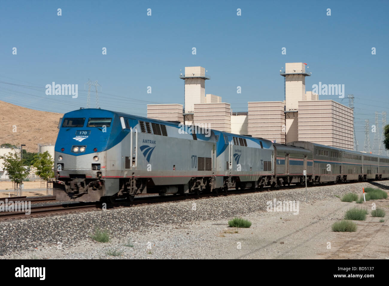 AMTRAK-Zug Reisen vor Calpine Metcalf Kraftwerk Stockfoto