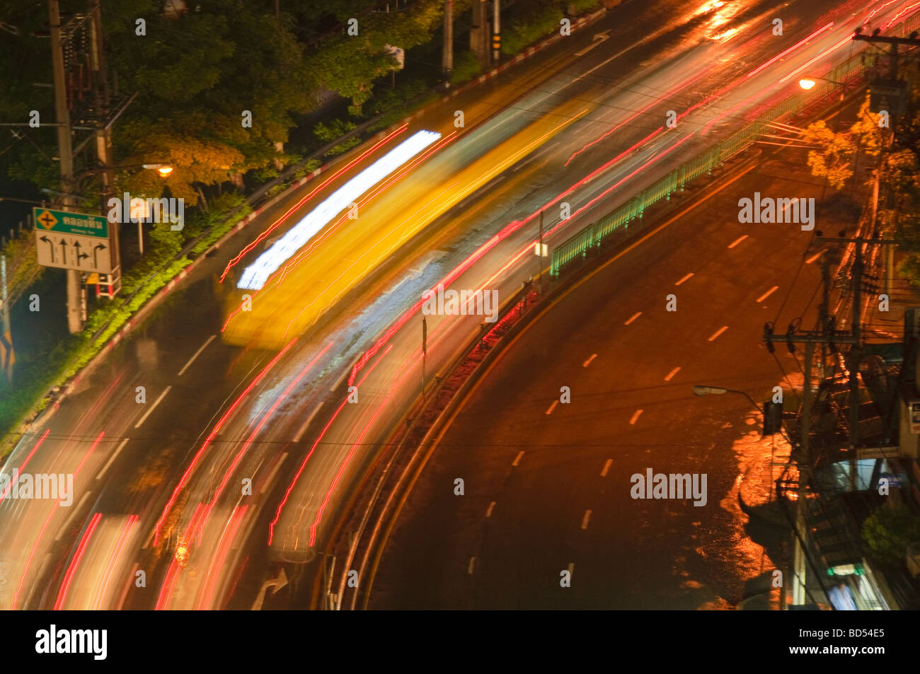 Nachtverkehr in Bangkok mit langer Belichtungszeit Stockfoto