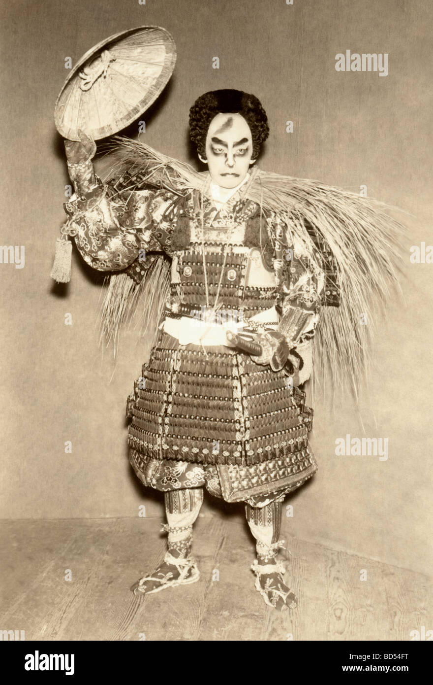 Samurai-Krieger in traditionellen Kampfrüstung Stockfoto