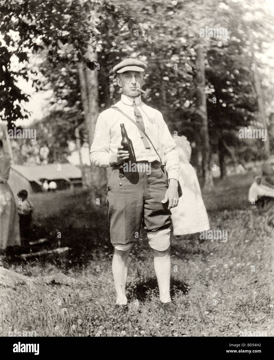 Pfeife rauchen Mann mit Bierflasche Stockfoto