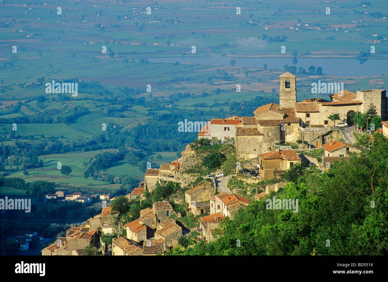 Stadt von Poggio Bustone auf einem Hügel hoch über der Rieti-Tal-Latium-Italien Stockfoto