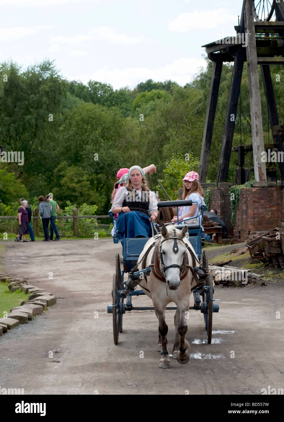 Pferd und Wagen, die Beförderung von Personen in Blists Hill viktorianischen Stadt Stockfoto
