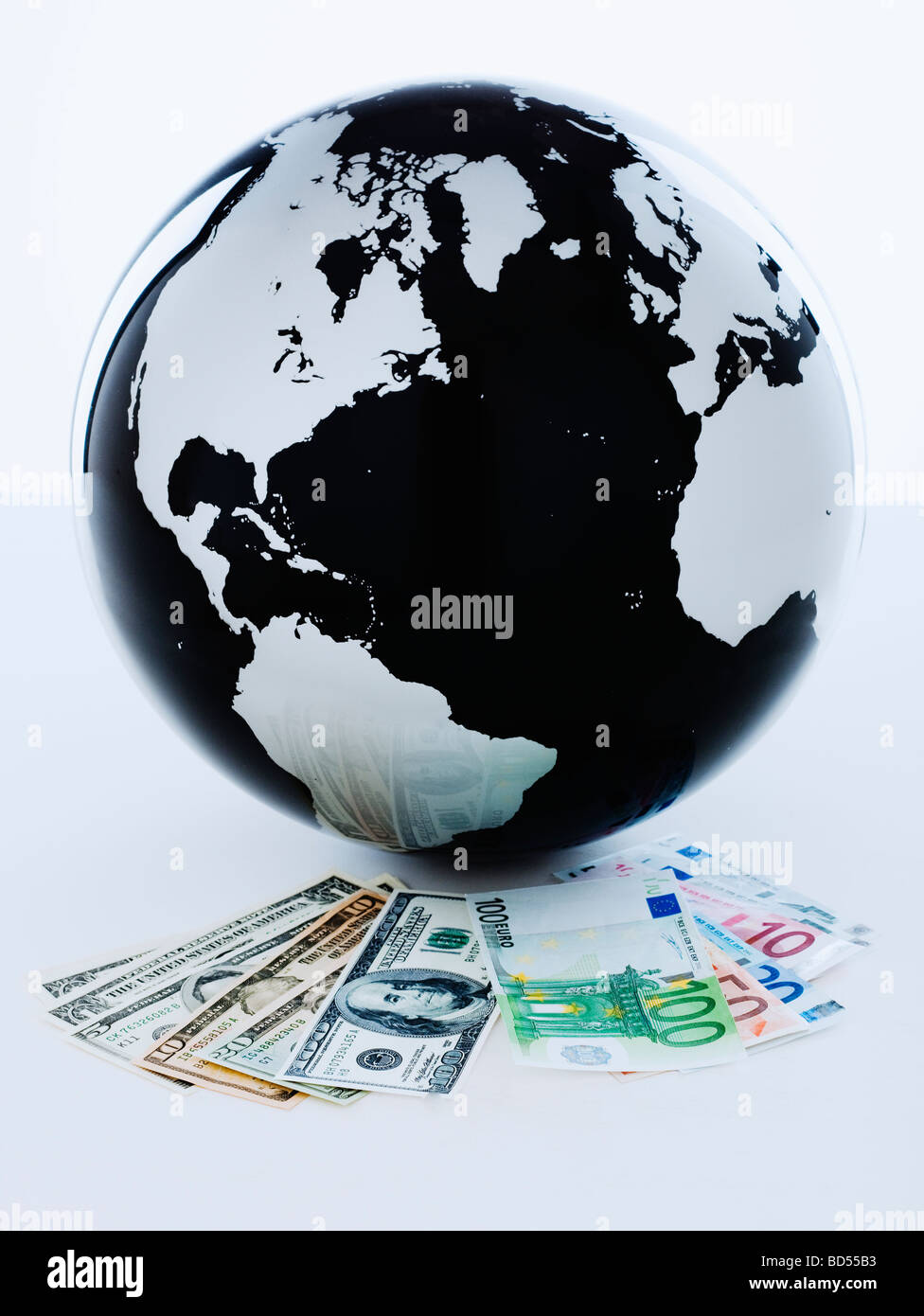 Eine Kugel mit internationalen Banknoten Stockfoto