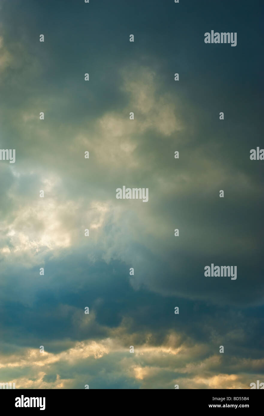 Dunkle Wolken am Himmel Stockfoto