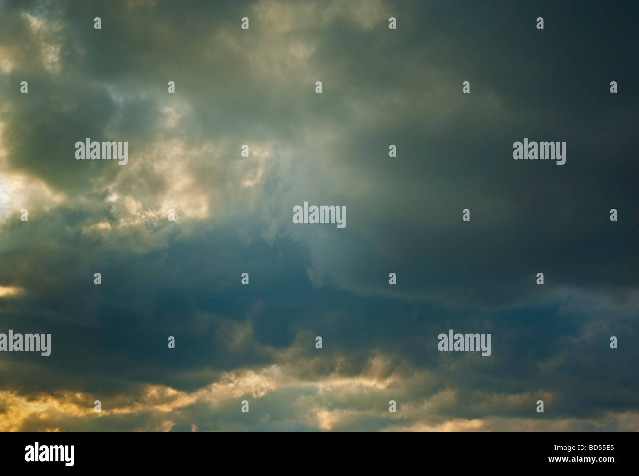Dunkle Wolken am Himmel Stockfoto