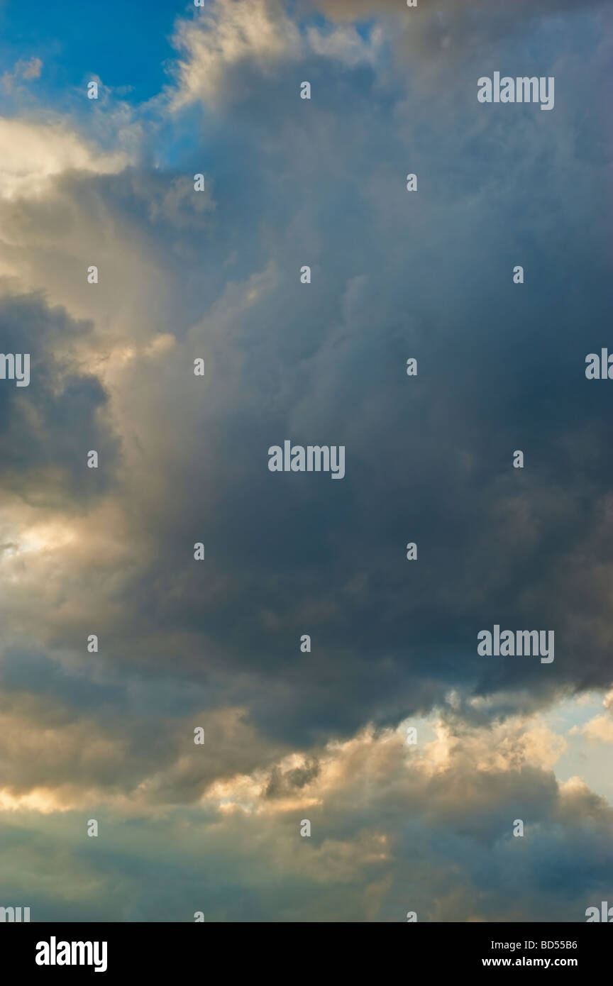 Dunkle Wolken am Himmel Stockfoto