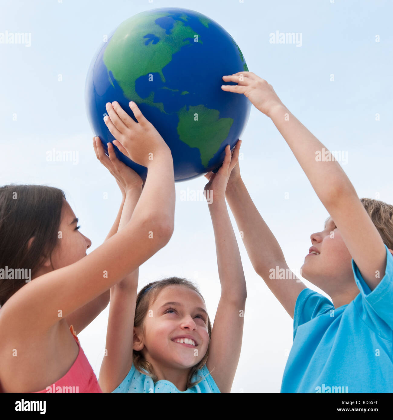 Kinder halten einen Globus Stockfoto