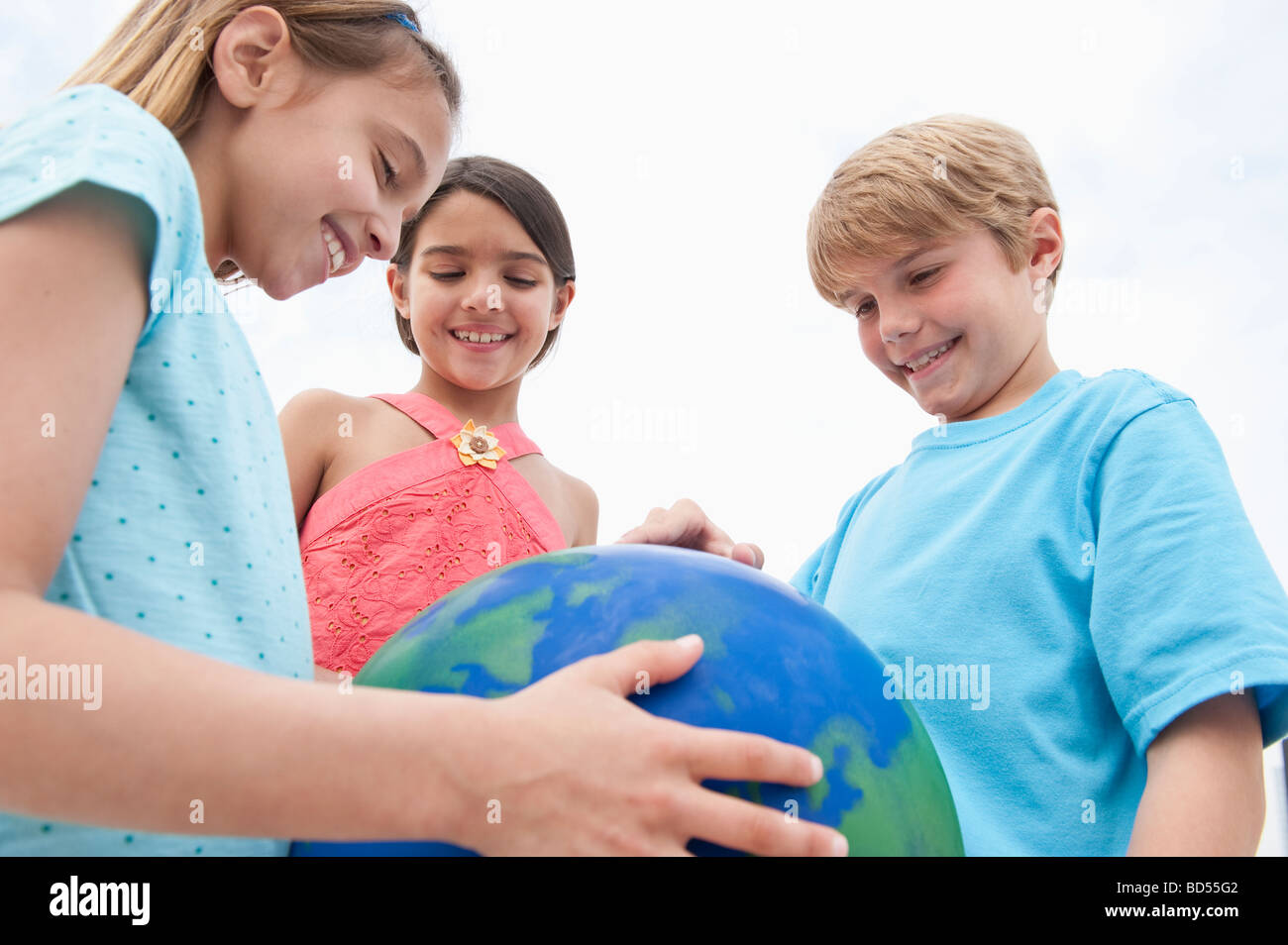 Kinder halten einen Globus Stockfoto