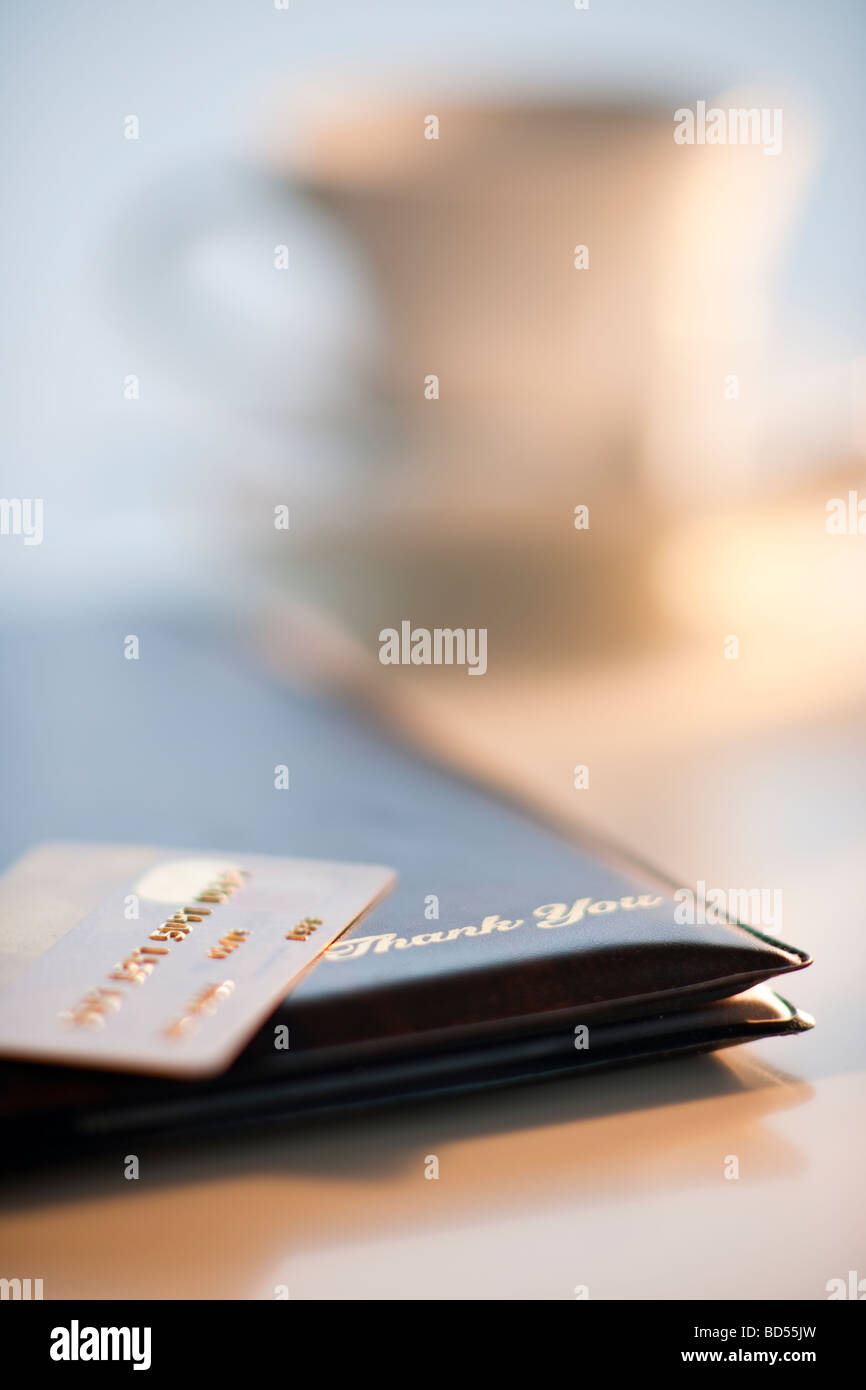 Eine Kreditkarte auf einem Restaurant-Scheck Stockfoto