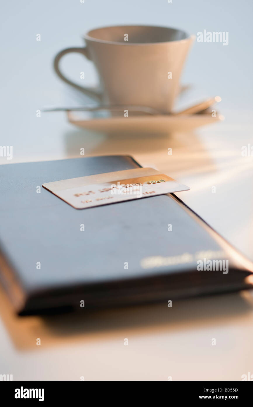 Eine Kreditkarte auf einem Restaurant-Scheck Stockfoto