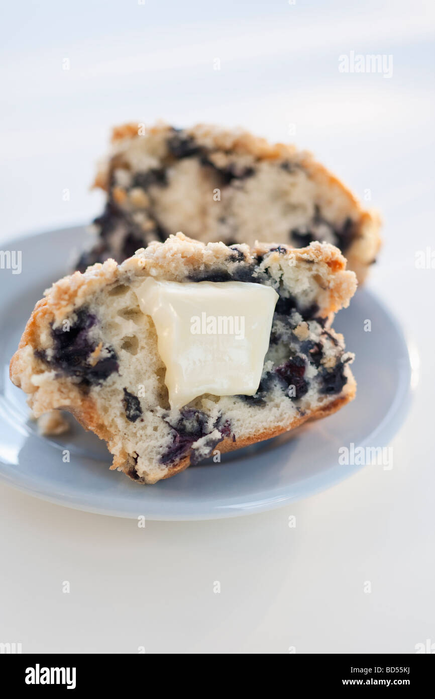 Ein Blaubeer-Muffin mit butter Stockfoto