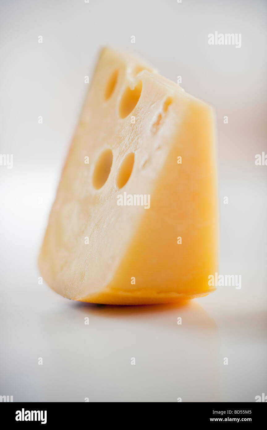 Ein Stück Gruyère-Käse Stockfoto