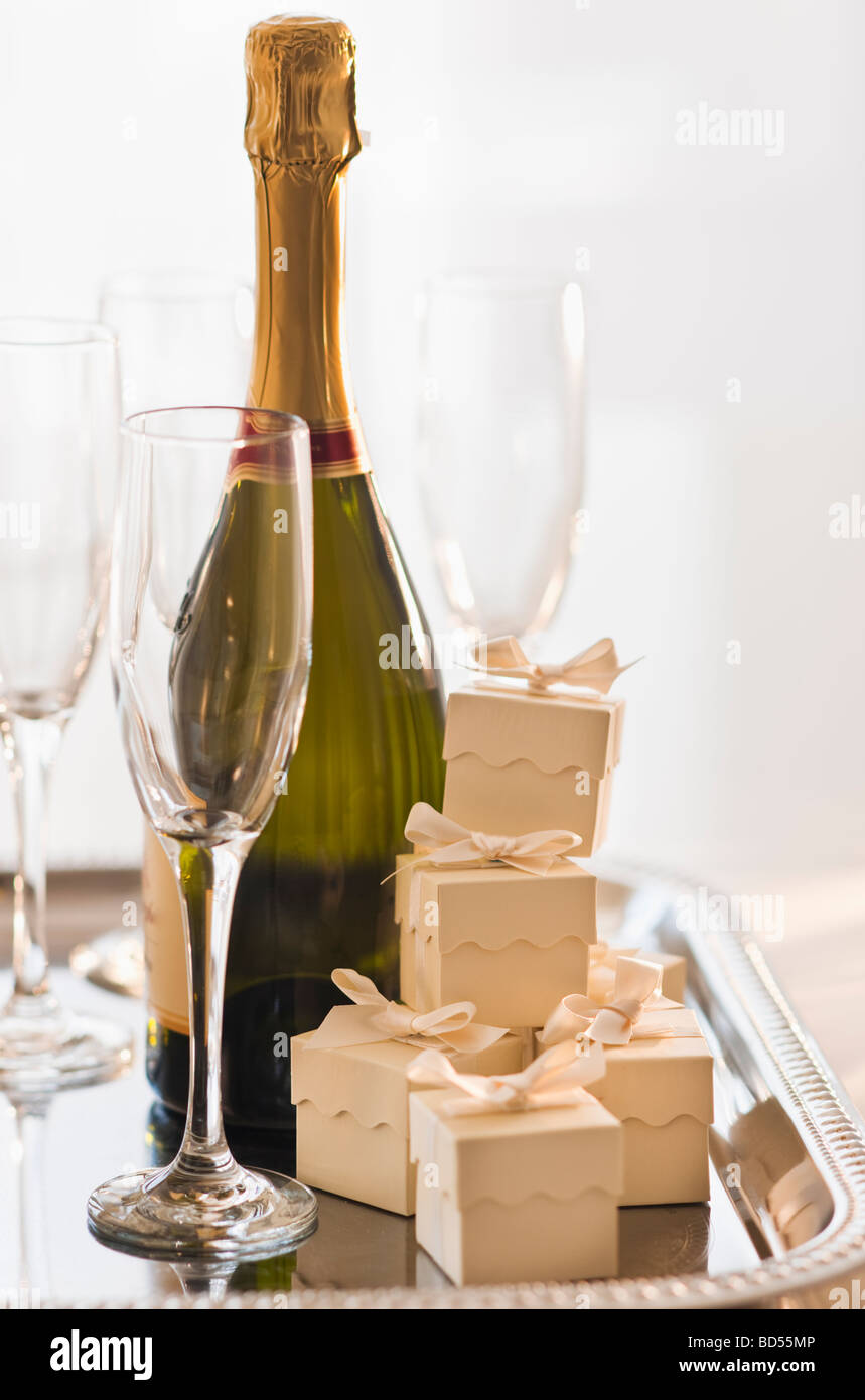 Champagner auf einem Tablett mit kleinen Geschenk-Boxen Stockfoto