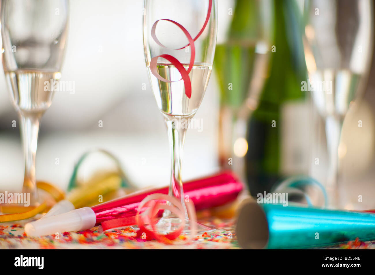 Flasche Champagner und Party liefert Stockfoto