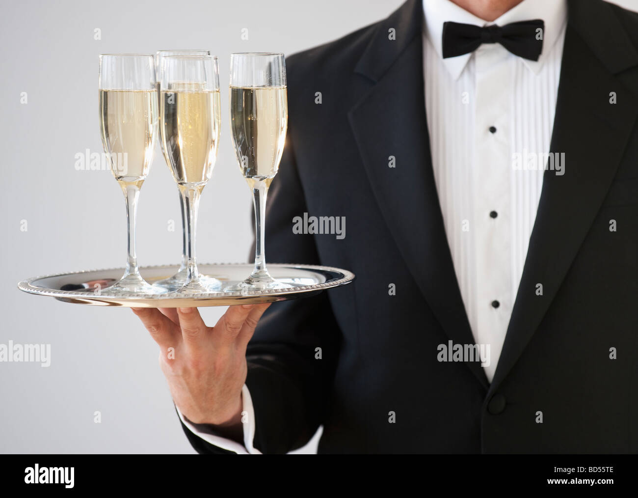 Champagner auf einem silbernen Tablett serviert wird Stockfoto