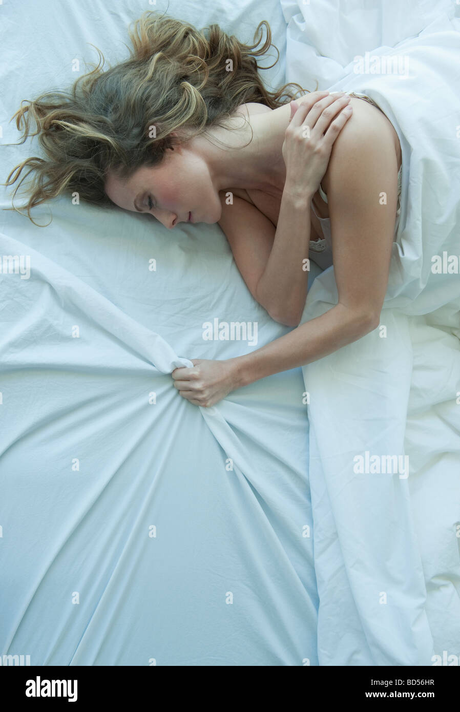 Eine Frau im Bett schlafen Stockfoto
