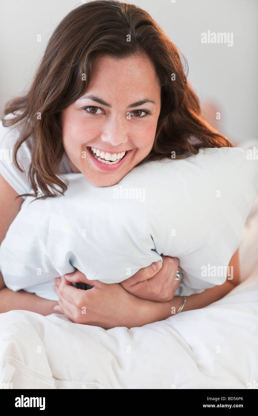 Eine Frau im Bett entspannen Stockfoto