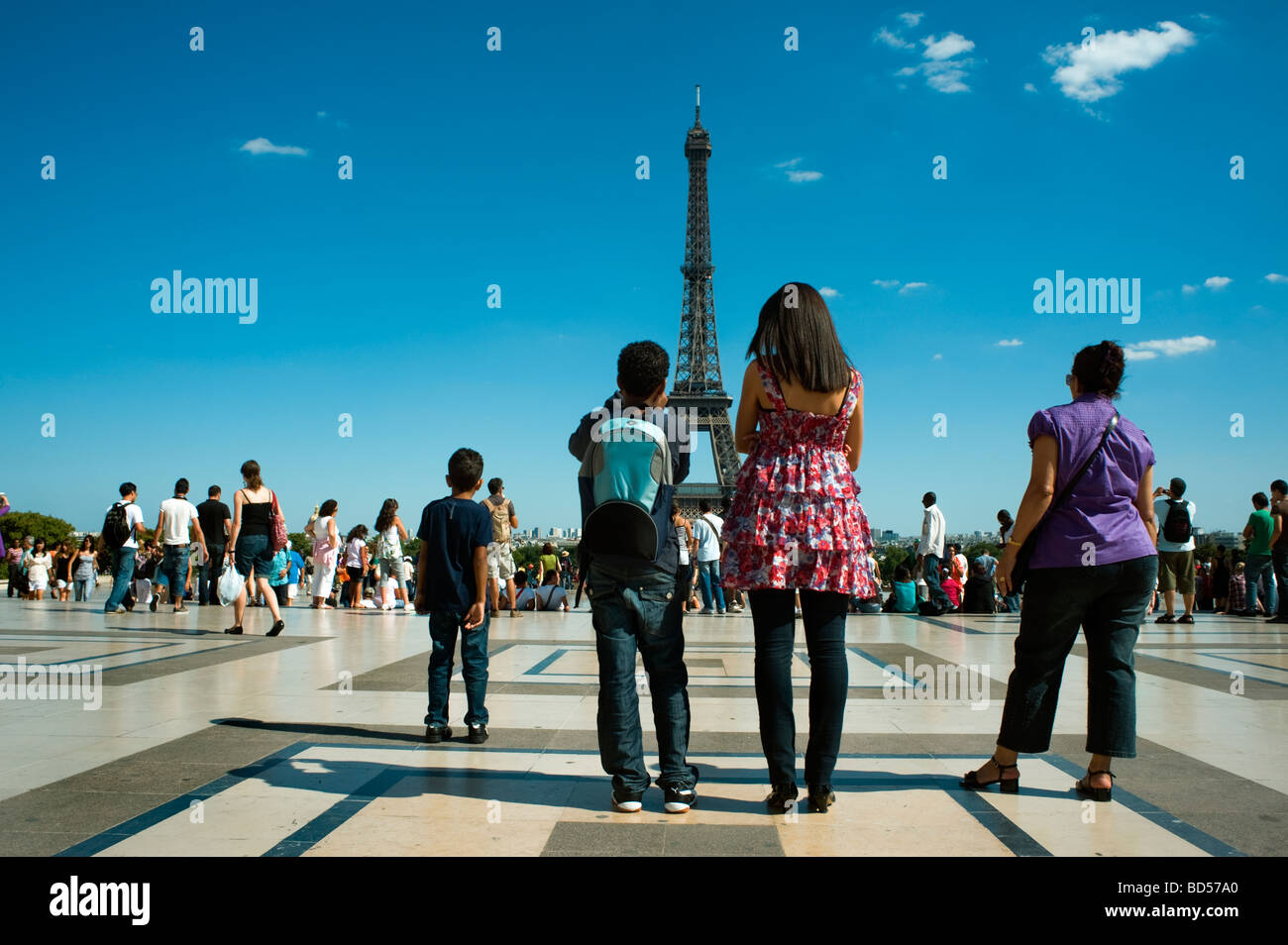 Paris Eiffelturm, Frankreich, Schwarze Touristen Familie auf Urlaub Fotos von Trocadero Gruppe von hinten stehend Stockfoto