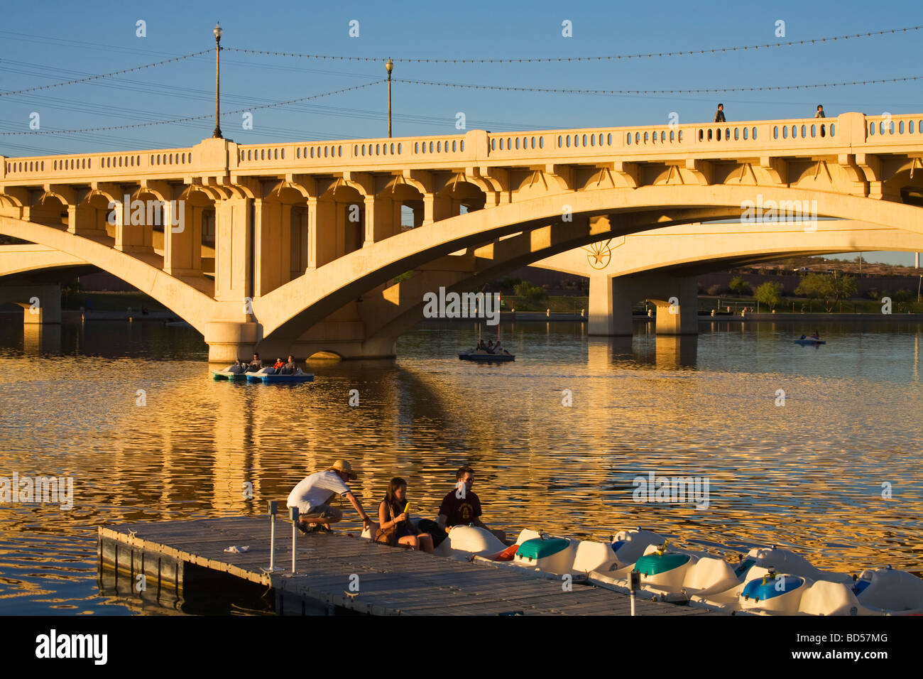 Stadtbrücke See Mill Avenue Tempe größere Phoenix Bereich Arizona USA Stockfoto