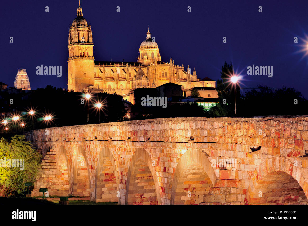 Spanien, Salamanca: nächtliche Beleuchtung der romanischen Brücke und und die Kathedralen Stockfoto