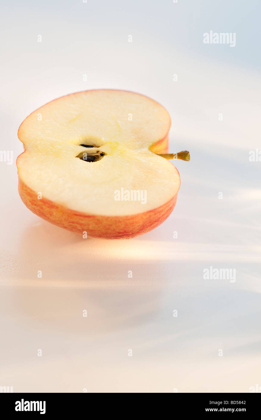 Die Hälfte eines Apfels Stockfoto
