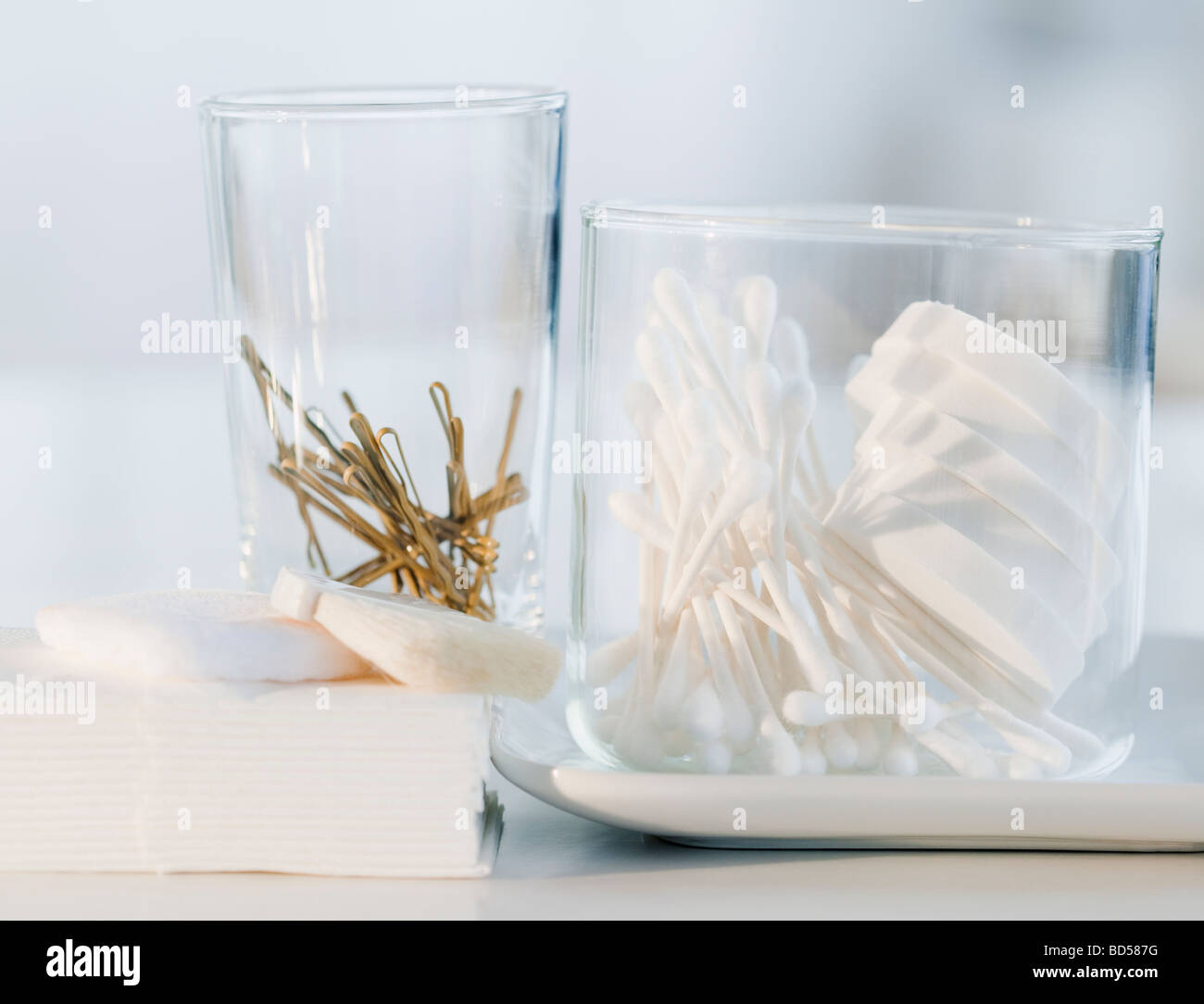 Haarnadeln und Q-tips Stockfoto